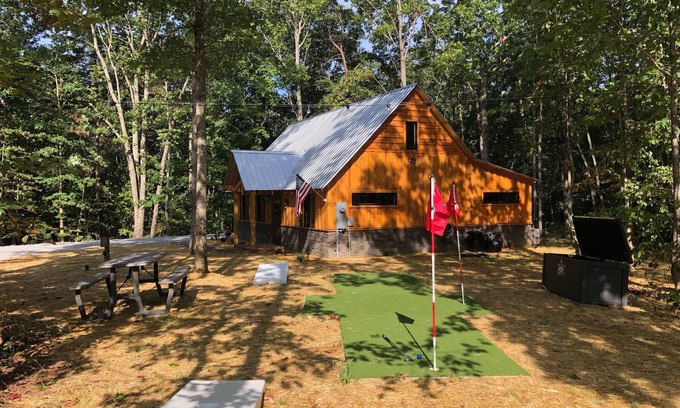 Rising Fawn Cabin | New! Modern Cabin w/Hot Tub, Fire Pit, Private; 2 miles to Cloudland Canyon, Hiking, McLemore Golf