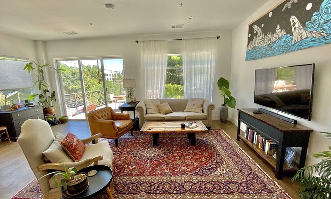 Govalle Condo | Stylish East Austin Condo with Ocean View & Pet-Friendly Perks
