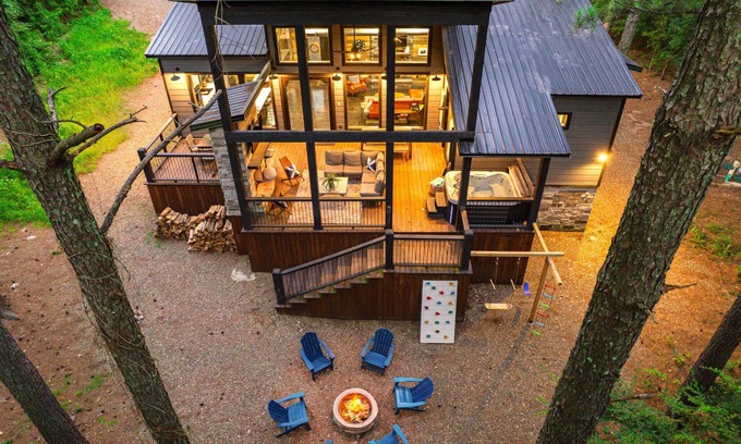 Broken Bow Cabin | Modern Farmhouse Escape: Jacuzzi, BBQ & Arcade Fun!