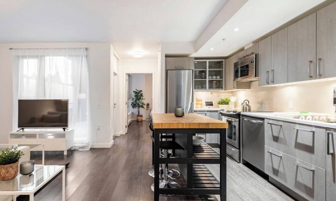 Downtown Eastside Apartment | Modern 1 Bedroom Retreat with Work Space & Spa Amenities