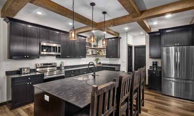Kimberling City House | Modern Lakefront Lodge Resort with Free Amenities & Pool