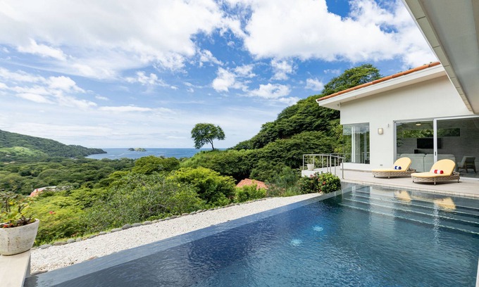 Playa Hermosa House | Experience Oceanfront Bliss at Casa Plumnelly in Playa Hermosa