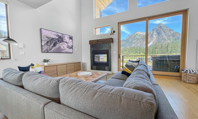 Snoqualmie Pass House | Experience a Modern Ski-in/Ski-out Mountain View Chalet