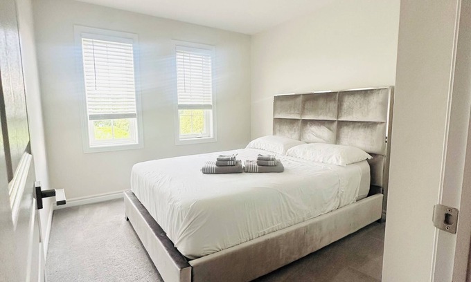 Guelph House | New, Modern & Spacious 2 bed, 1.5 bath | ~5 min to top attractions