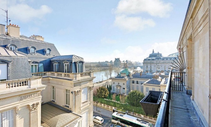 Saint-Germain-l'Auxerrois Apartment | Modern Apartment with Scenic Seine Views and Great Amenities