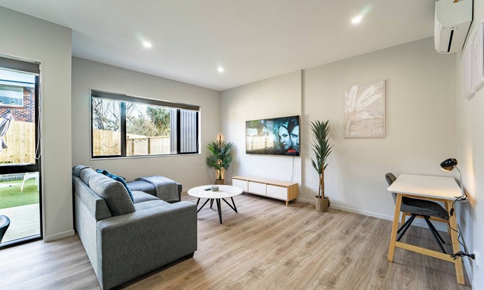 Sunnyhills House | Modern Sunnyhills Town House: Ideal for Family Getaways