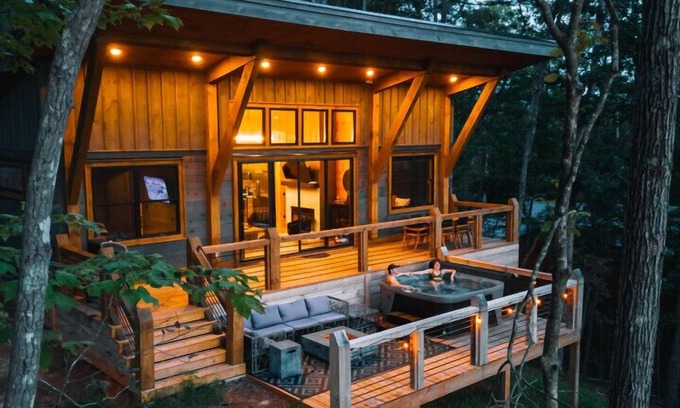 Cherry Log Cabin | Modern Treehaus Retreat with Hot Tub & Scenic Views