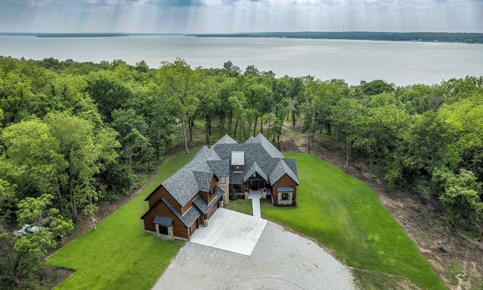 Afton House | Discover New Monkey Island Lodge: Hot Tub & Lake Views!