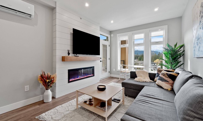 Harrison Hot Springs Condo | Inviting New Mountain View 1BR with Den and Scenic Views