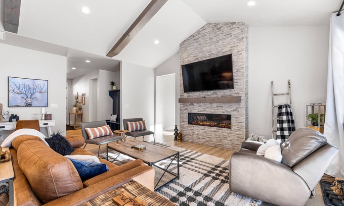 Cascade House | New Mountain Bluebird: Family-Friendly Retreat Near Lake