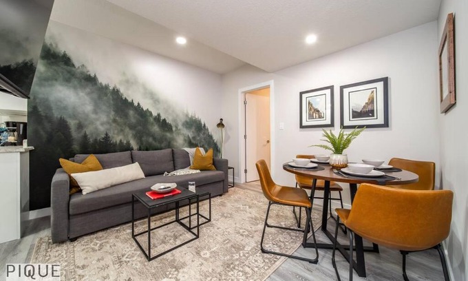 Old Strathcona Apartment | Modern Mountain Chic Suite on Whyte Avenue with Netflix & WiFi
