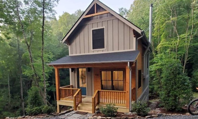 Pisgah Forest Cottage | Cozy Mountain Cottage Nestled Between Dupont and Pisgah
