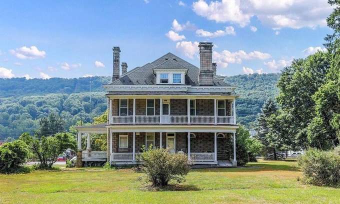 LaVale House | NEW ON VRBO Mountain view Grand 6BR 3BA Large Home in LaVale, 15min to Rocky Gap
