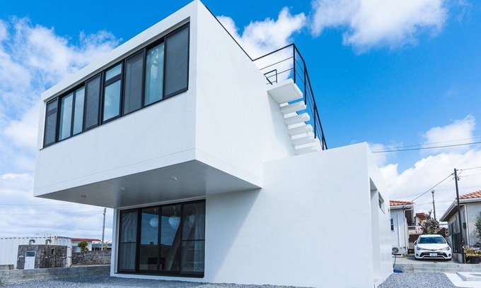 Nashiro House | Stylish Getaway: 1 Minute to the Beach at Nashiro White Cube