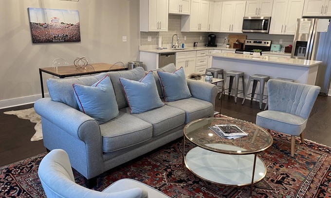 Oxford House | New Oxford TownHome: Family-Friendly with Pool & Spa