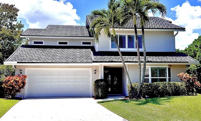 Hunt Club House | Stunning Palm Beach PGA National Home with Pool & Ocean View