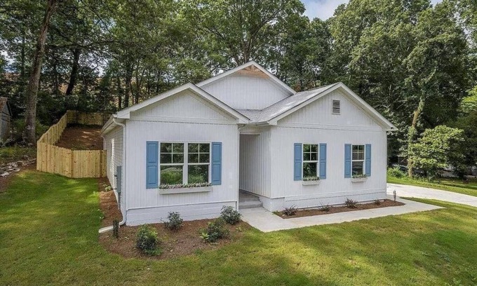 Emerson House | Inviting Pet-Friendly Home Near LakePoint Sports Complex