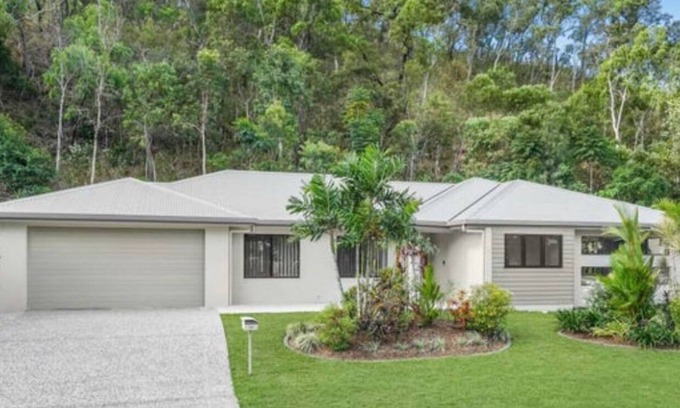 Trinity Park House | Trinity Beach Haven: Ideal Family Retreat with Pet-Friendly Perks