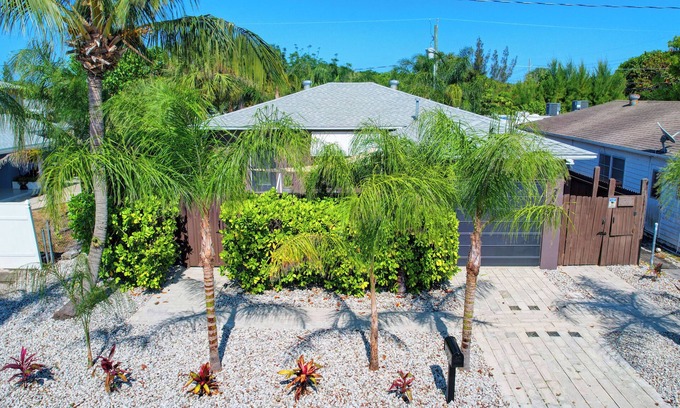 Mango Groves House | Discover Poolside Palms Retreat with Spa & Pet-Friendly Options