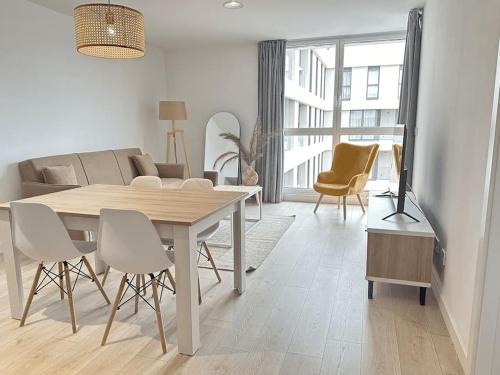 Vigo Apartment | New Port Hotel: Pet-Friendly Stay with Free Parking
