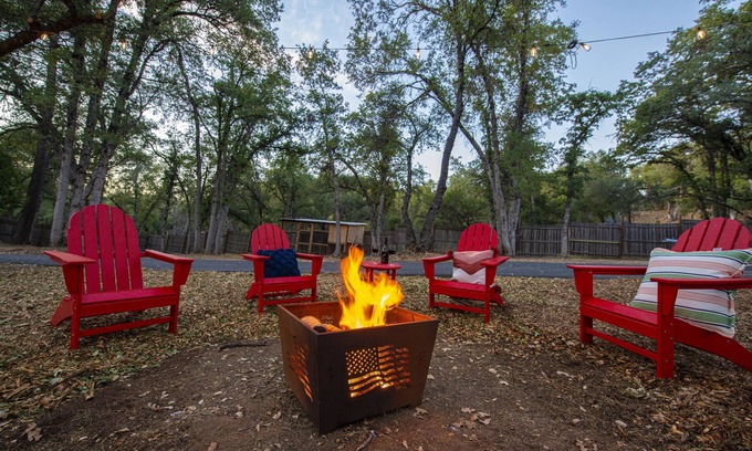 Phoenix Lake-Cedar Ridge House | Inviting Private Getaway Near Yosemite with King Bed & Deck
