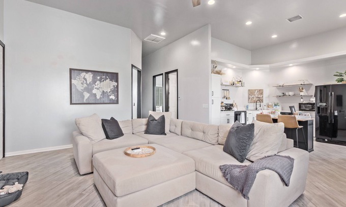 Peoria House | New, Private Guest House with Garage and Gym