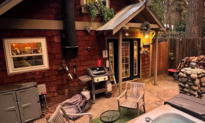 Fish Camp House | Inviting Yosemite Cabin with Hot Tub and Pet-Friendly Perks