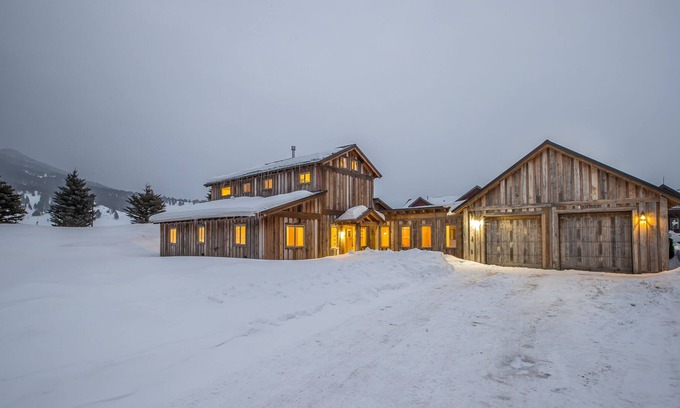 Ramshorn View Estates House | NEW! Private Hot Tub, minutes to Town Center & Big Sky Resort - Primrose Hideaway