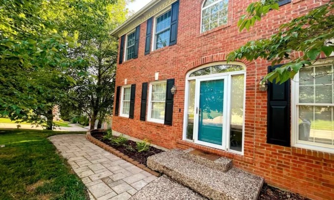 Columbia House | Inviting Private Wood Views, Family & Pet Friendly Escape