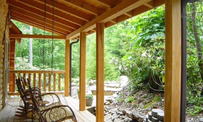 Spruce Pine Cabin | Charming Cedar Log Home Near Blue Ridge Parkway, 9.8 Rating