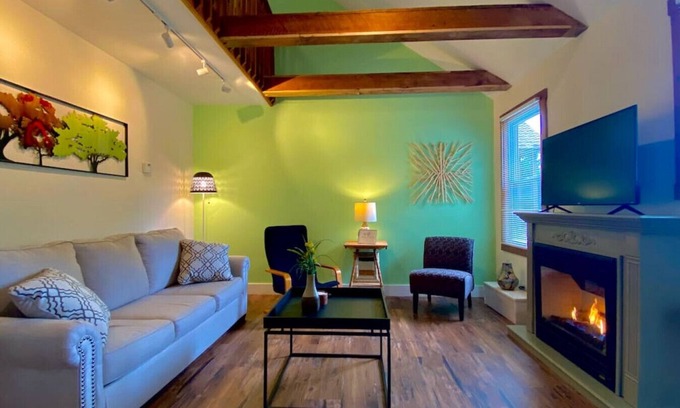 Hurleyville House | Tranquil Agrihood Bungalow Retreat with Fireplace & WiFi
