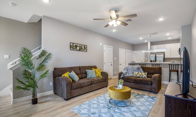 North Houston House | Relaxing Cozy Getaway in Gated Community Near Greater Heights