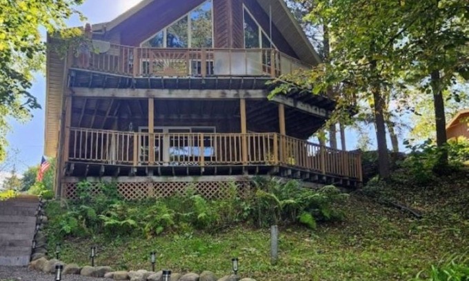 Turtle Lake House | NEW! Relaxing Lakefront Getaway 3BR+Loft. Kayaks, Canoe, Dock, new Fire Pit