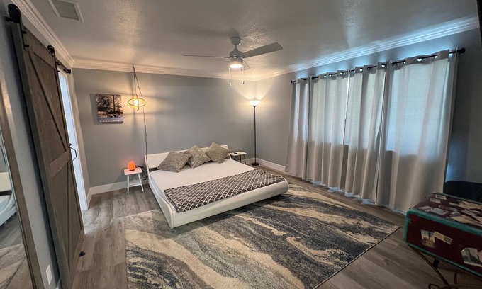 Victorville House | Modern Entertainment House: Family and Pet Friendly Retreat