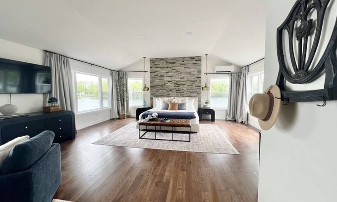 Tully House | Newly Remodeled 5BR Lake House with Scenic Views