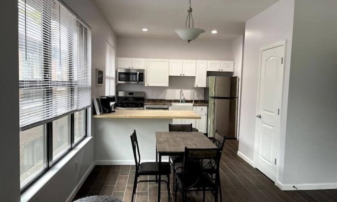 Detroit Apartment | Modern Condo Retreat with Spa & Hot Tub at Nardin Park D