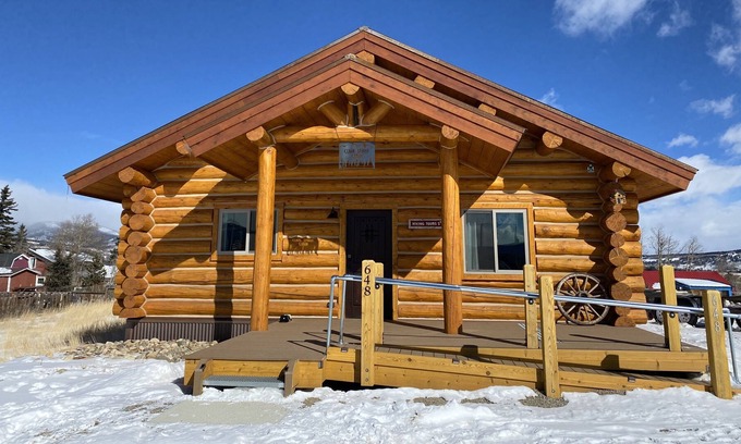 Fairplay House | New Rental! Beautiful Pet Friendly Home, Offering Accessibility Features - Clark Street Cabin
