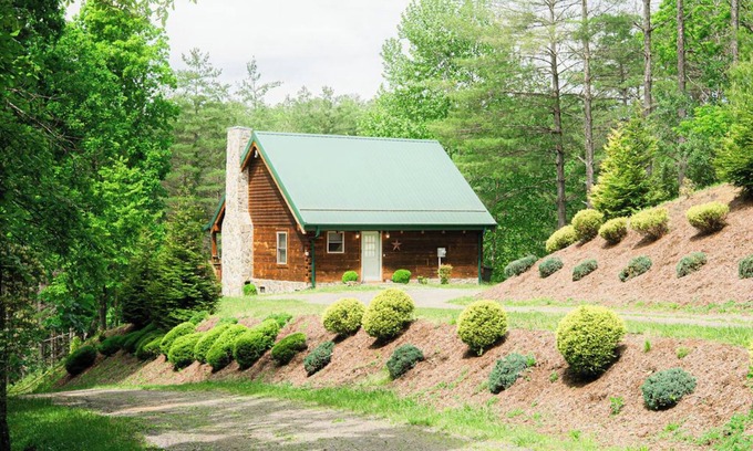 Providence Cabin | Idyllic New River Haven Cabin with Hot Tub & Kayaks