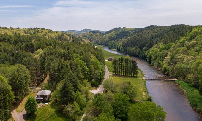 West Jefferson Cabin | Experience New River Overlook: Perfect for Adventurers!