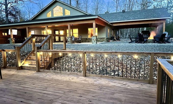 Murfreesboro House | Unforgettable Riverfront Lodge near Crater of Diamonds
