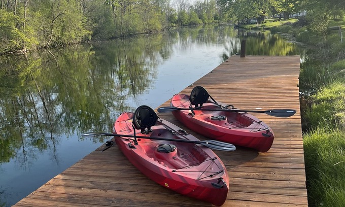 Waterloo Cabin | New! Rivers Edge Cabin - Guest Rated 10/10 with Kitchen & Breakfast