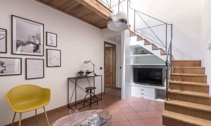 Santo Spirito Apartment | Enchanting Oltrarno Apartment with Breakfast & Family-Friendly Perks