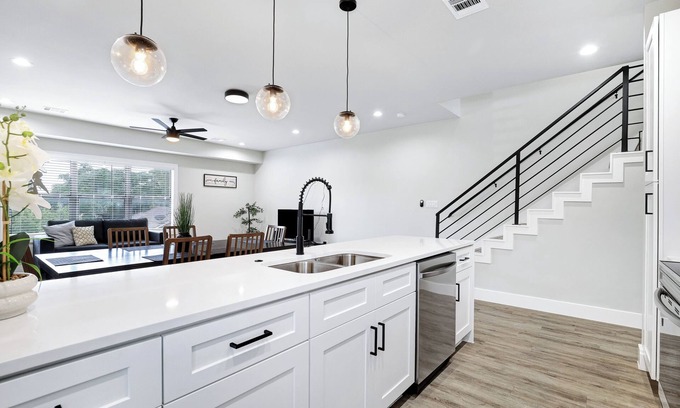 Historic Garderns House | New Sanders Home! 3 Bedroom, 3.5 bath. Downtown.