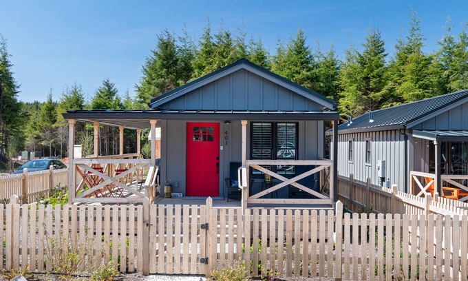 Pacific Beach House | Seabrook's Sara Sea: Pet-Friendly Retreat with Hot Tub