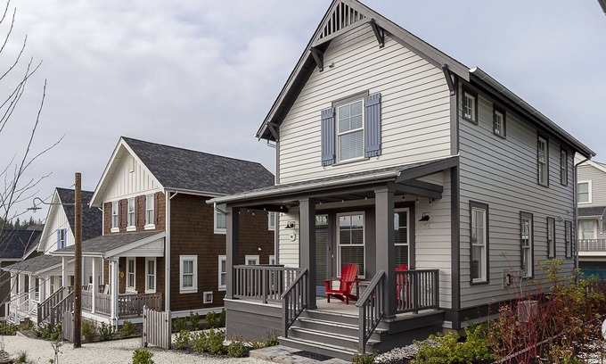 Seabrook House | Discover Seabrook's Tide & Seak: Steps from the Pool!