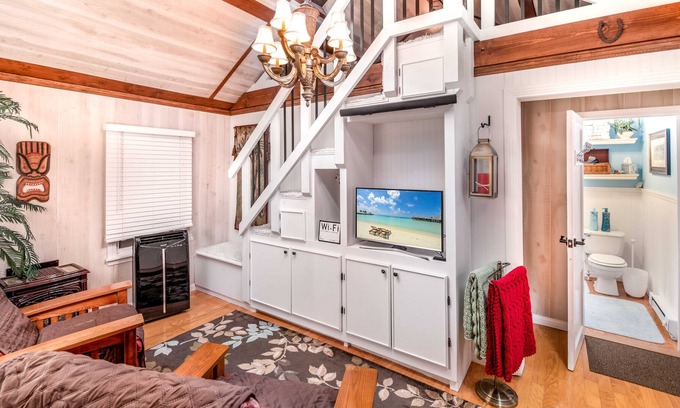 Russells Point Cottage | NEW! ❤️ Seldom Inn ❤️ Adorable Indian Lake Cottage w Boat Dock. OPEN YEAR ROUND!
