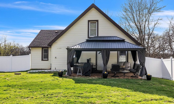 Imperial House | NEW! Serene Corner Cottage with Hot Tub