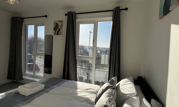 Sheffield House | Exceptional New Sheffield 3BDR Home with Spa & Free Parking