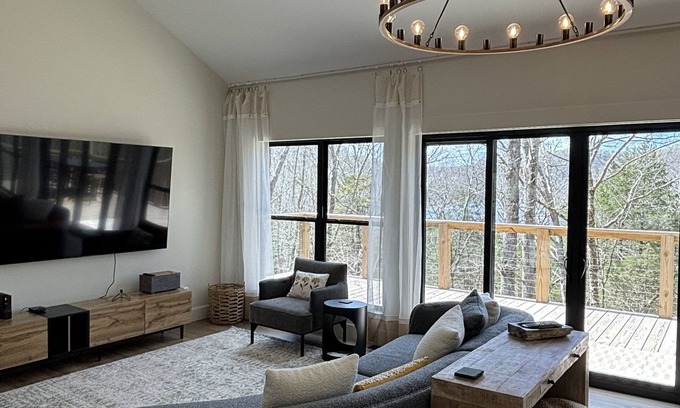 Smithville House | Serene Shoreside Retreat at CenterHill Lake - 10/10 Rating!