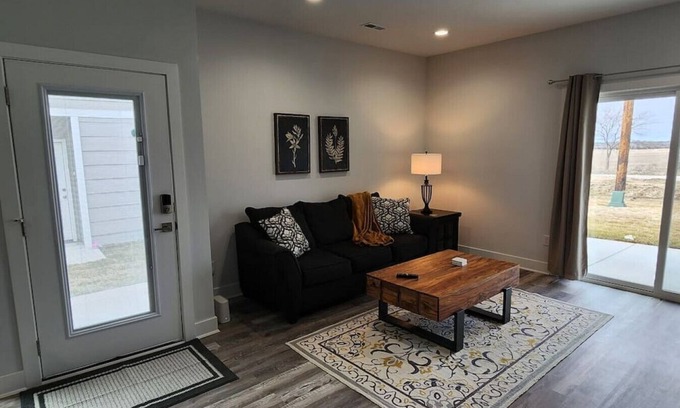 Bel Aire House | Ideal Family Retreat: 3 Bed, 2 Bath with Breakfast Included